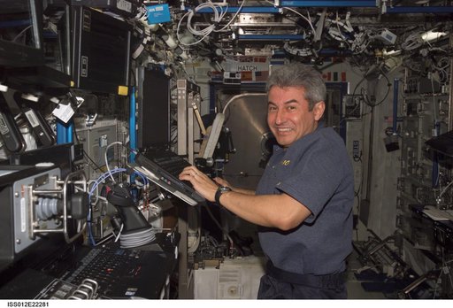 Brazilian Astronaut Marcos Pontes uses a computer during Expedition 12/13 joint operations