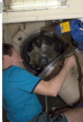 iss012e22744