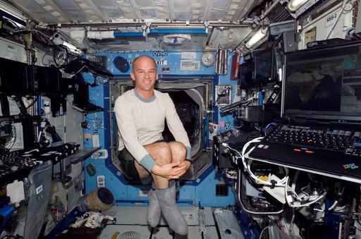 Williams floats in the U.S. Laboratory during Expedition 13