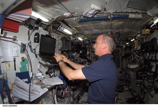 Williams uses computer in the U.S. Laboratory during Expedition 13