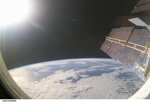 Setting sun on Earths horizon taken by Expedition 13 crew member