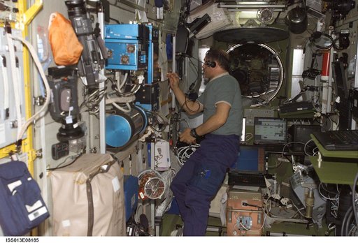 Vinogradov makes notation on pad in the SM during Expedition 13