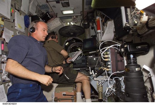 Williams and Vinogradov monitor data in the SM of the Progress 21 approach during Expedition 13