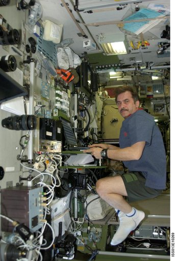 Vinogradov uses computer in the SM during Expedition 13