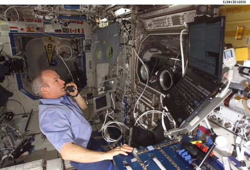 Williams works at the MSG during Expedition 13