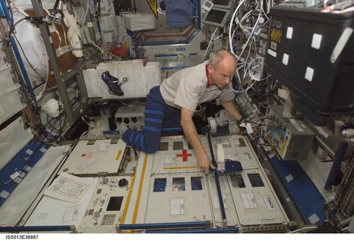 Williams deactivates the CHeCS in the U.S. Laboratory during Expedition 13