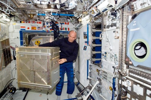 Williams works near the HRF rack in the U.S. Laboratory during Expedition 13