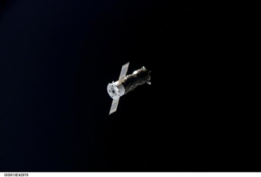 Progress 22P approaches the ISS during Expedition 13
