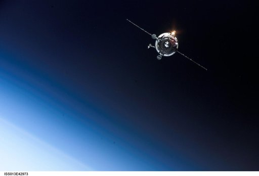 Progress 22P approaches the ISS during Expedition 13