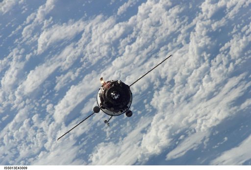 Progress 22P approaches the ISS during Expedition 13