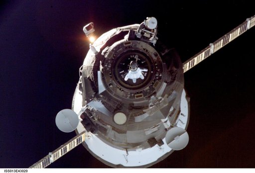 Progress 22P approaches the ISS during Expedition 13