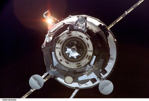 Progress 22P approaches the ISS during Expedition 13