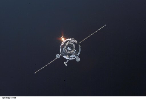 Progress 22P approaches the ISS during Expedition 13
