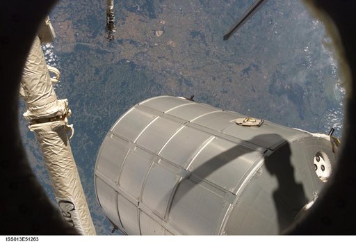 Transfer of the MPLM Leonardo from the ISS to the Orbiter Discovery Payload Bay