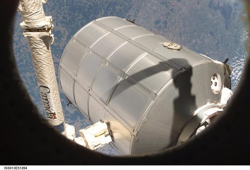 Transfer of the MPLM Leonardo from the ISS to the Orbiter Discovery Payload Bay