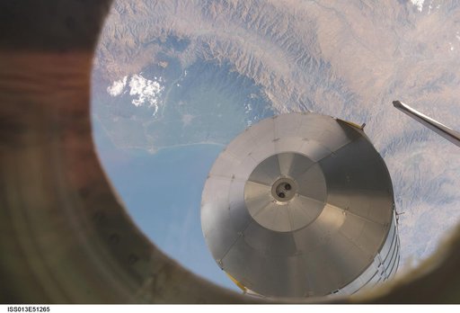 Transfer of the MPLM Leonardo from the ISS to the Orbiter Discovery Payload Bay