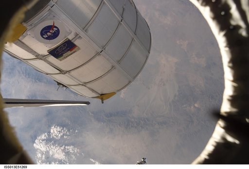 Transfer of the MPLM Leonardo from the ISS to the Orbiter Discovery Payload Bay