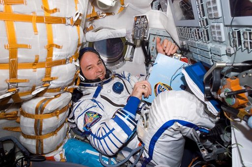 Williams conducts a fit check of the Kazbek couches in the Soyuz TMA-8/12S