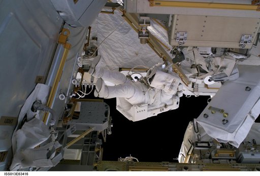 Reiter during EVA 5 on Expedition 13