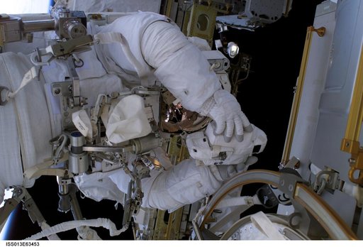 Reiter during EVA 5 on Expedition 13