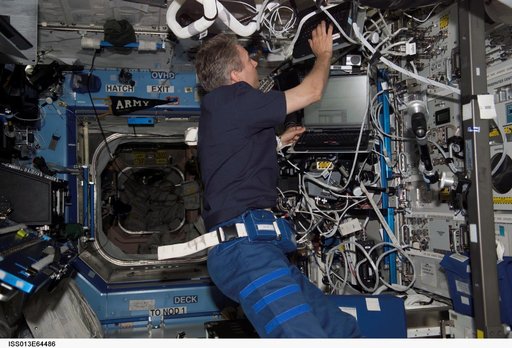 Reiter working in the U.S. Laboratory during Expedition 13