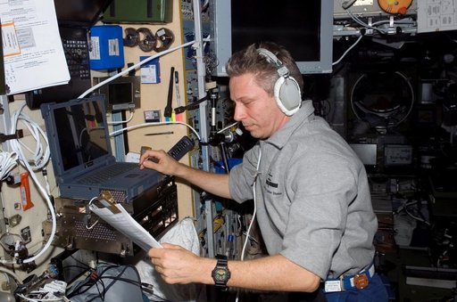 Reiter working in SM during Expedition 13