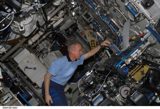 Williams performs CFE investigation in the U.S. Laboratory during Expedition 13