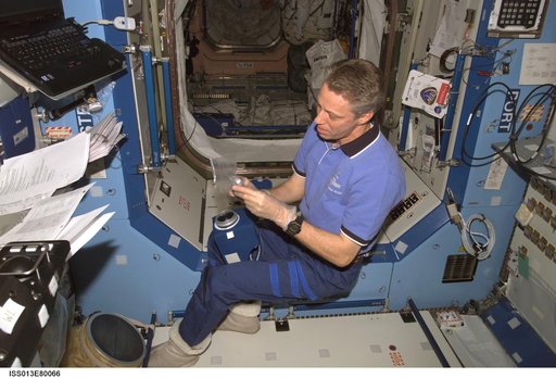 Reiter works with SWAB ASD Filter Kit in the U.S. Laboratory during Expedition 13