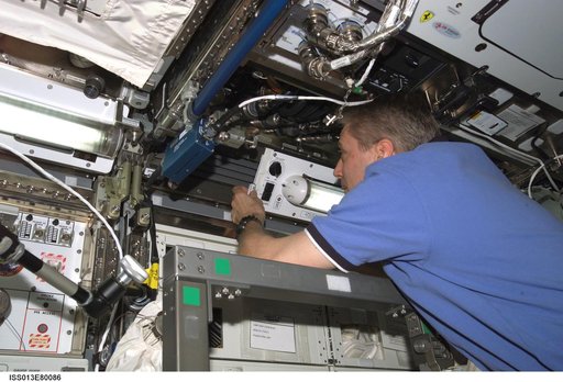 Reiter works on LHA in the U.S. Laboratory during Expedition 13
