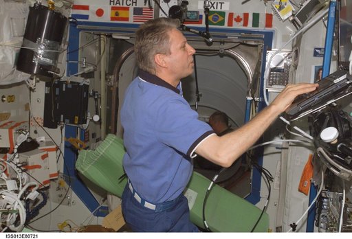 Reiter and Williams during the STS/ISS Hatch Opening in the U.S. Laboratory