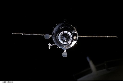 Soyuz on approach to the ISS during Expedition 13