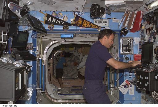Lopez-Alegria working in the U.S. Laboratory