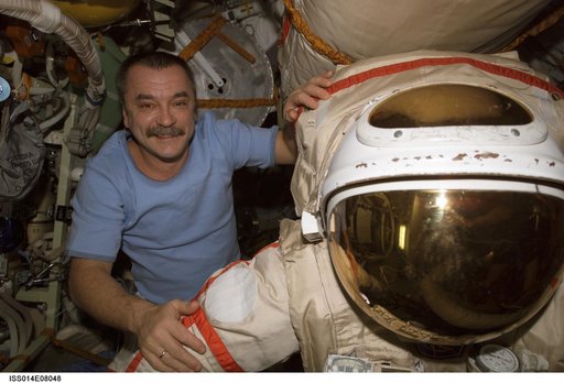 Tyurin conducts ORLAN gear prep in DC1