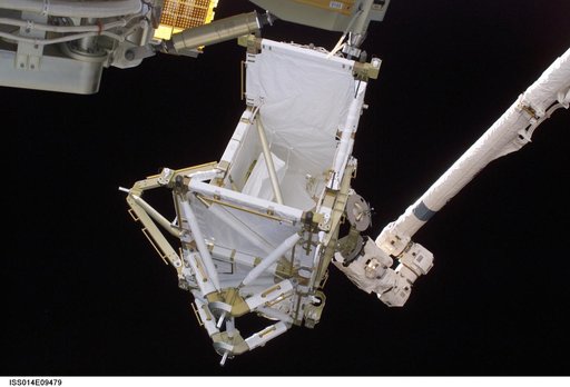 P5 truss hand-off from Discoverys RMS robotic arm