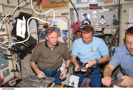 STS-116 and Expedition 14 crews share a meal in the Zvezda Service module