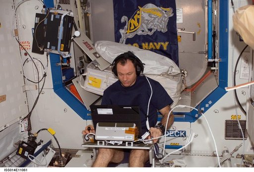 Lopez-Alegria with TRAC experiment in Destiny laboratory