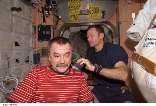 Lopez-Alegria gives Tyurin a haircut in the Node 1 /Unity module