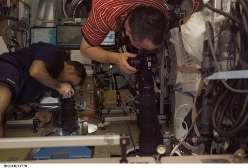 Lopez-Alegria and Tyurin in Zvezda with cameras
