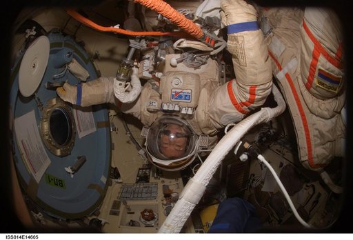 Lopez-Alegria in Pirs prior to EVA 17A