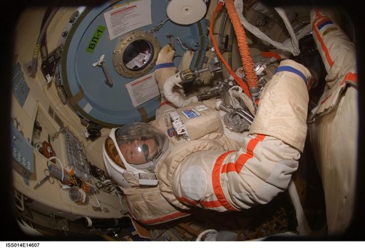 Lopez-Alegria in Pirs prior to EVA 17A