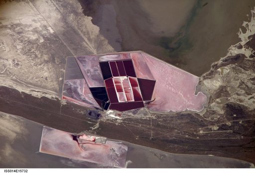 Earth observations taken by the Expedition 14 crew