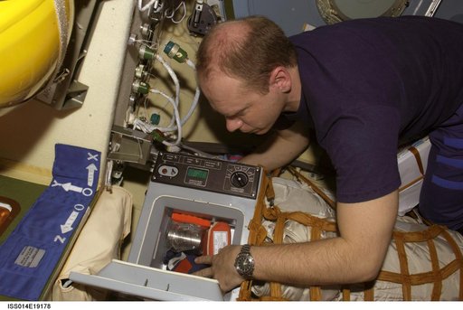 Kotov with  Cryogem-03 refrigerator in the Zvezda Service module