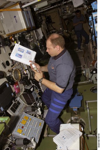 Kotov with  Cryogem-03 refrigerator in the Zvezda Service module