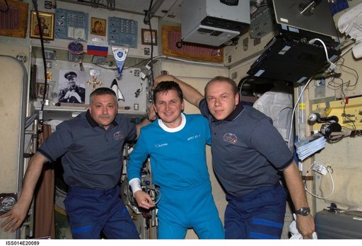 Simonyi and Expedition 15 crew in the Zvezda Service module
