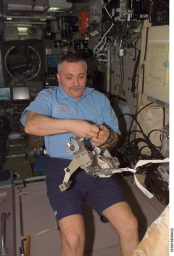 Yurchikhin during Orlan hardware installation in the SM during Expedition 15