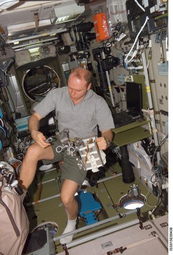Kotov during Orlan hardware installation in the SM during Expedition 15