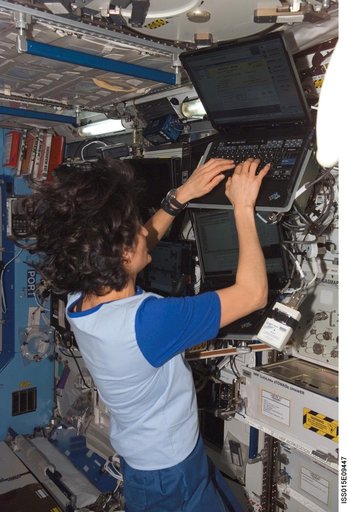Williams during Sleep-Long Experiment in the US Lab during Expedition 15