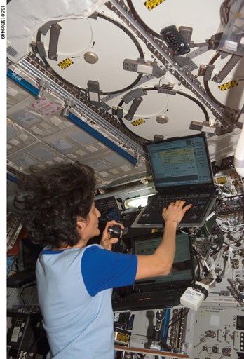 Williams during Sleep-Long Experiment in the US Lab during Expedition 15