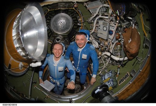 View of Yurchikhin and Kotov in the SM Transfer Compartment during Expedition 15