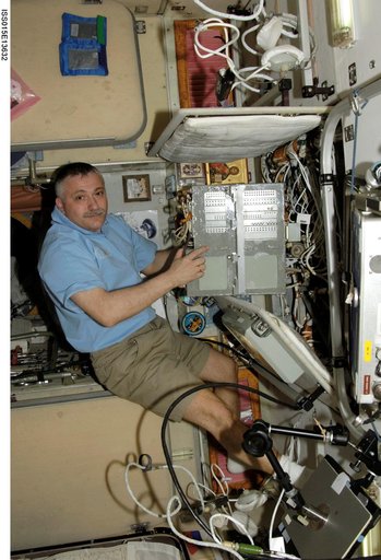 View of Yurchikhin working on the Regul-OS System in the SM during Expedition 15